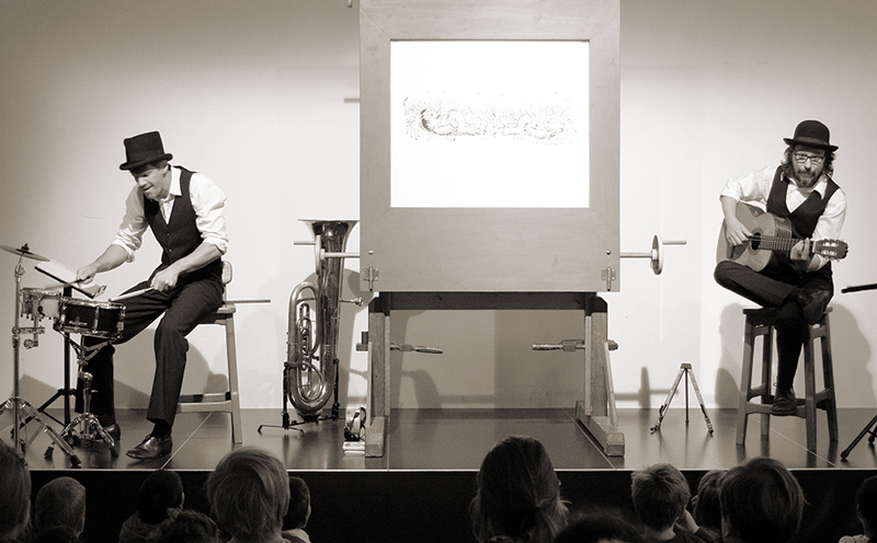 Foto einer Show Max und Moritz von Wilhelm Busch im Kulturpalast in Dresden – Theater, Puppentheater für Unterricht in der Schule, Kindergarten und Geburtstagsfeier mit dem Kurbeltheater Dresden.